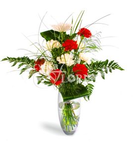 гвоздики и хризантема в вазе